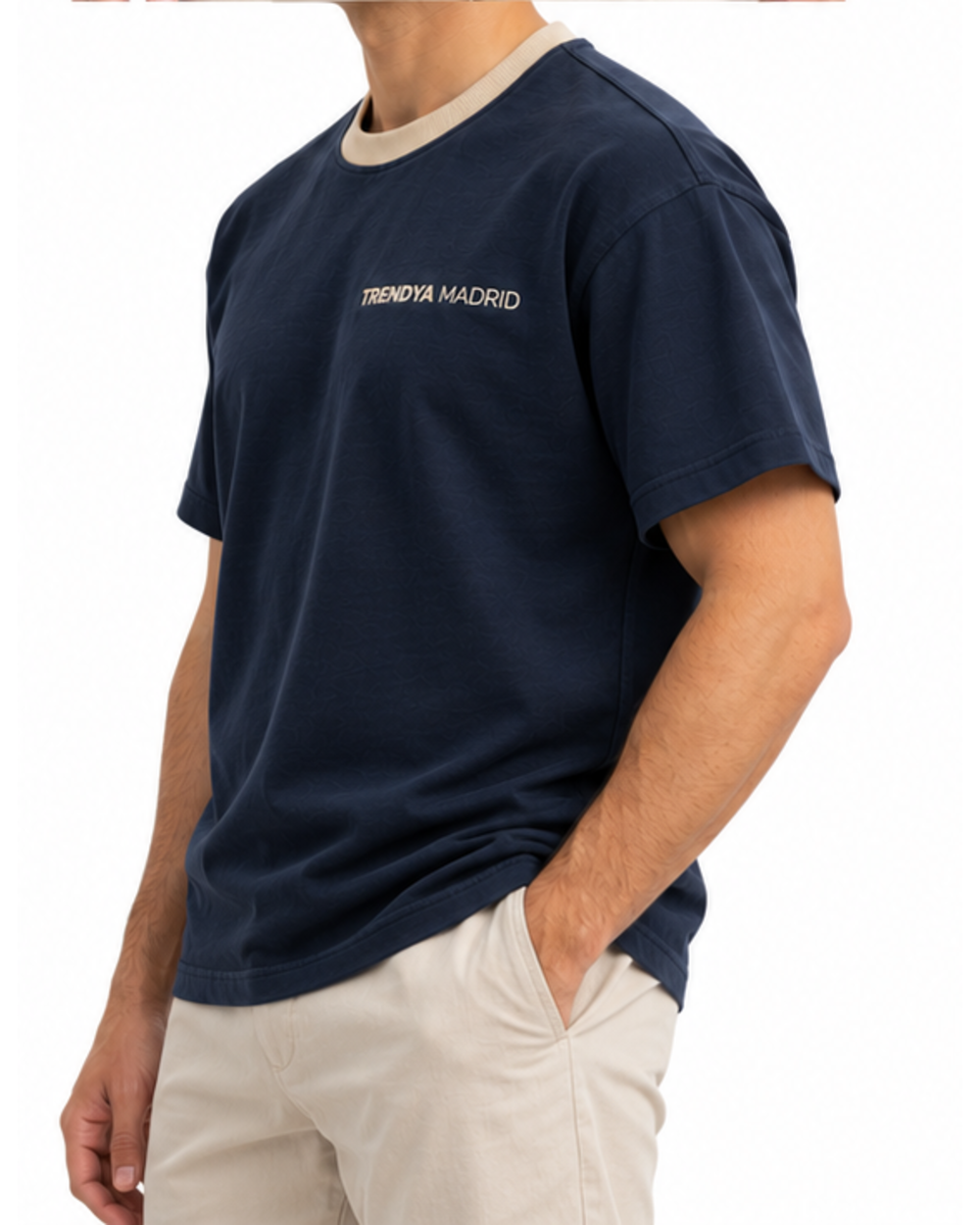 Camiseta de hombre azul marino con cuello camel puesta, vista lateral con modelo