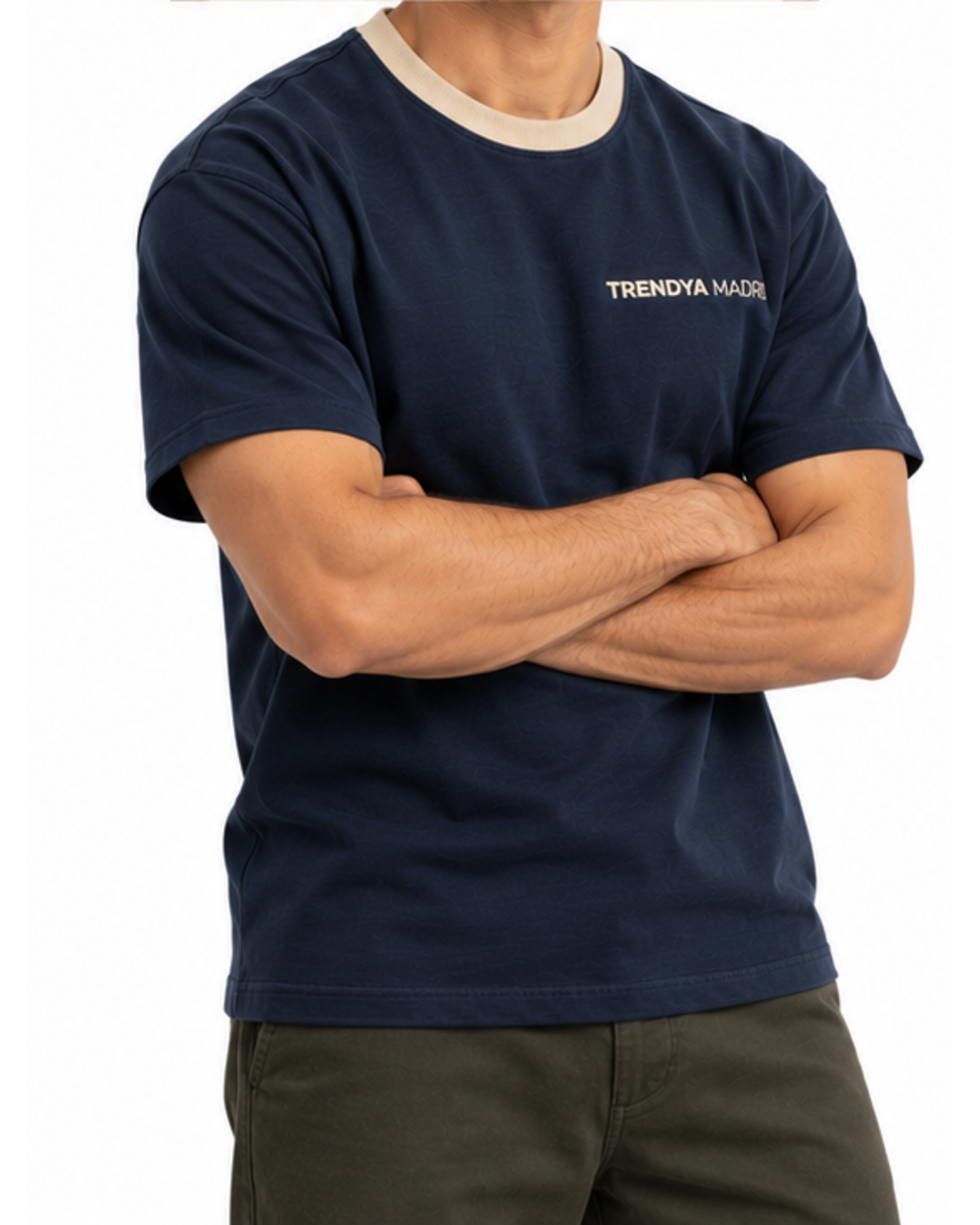 Camiseta de hombre azul marino con cuello camel puesta, modelo de pie con los brazos cruzados