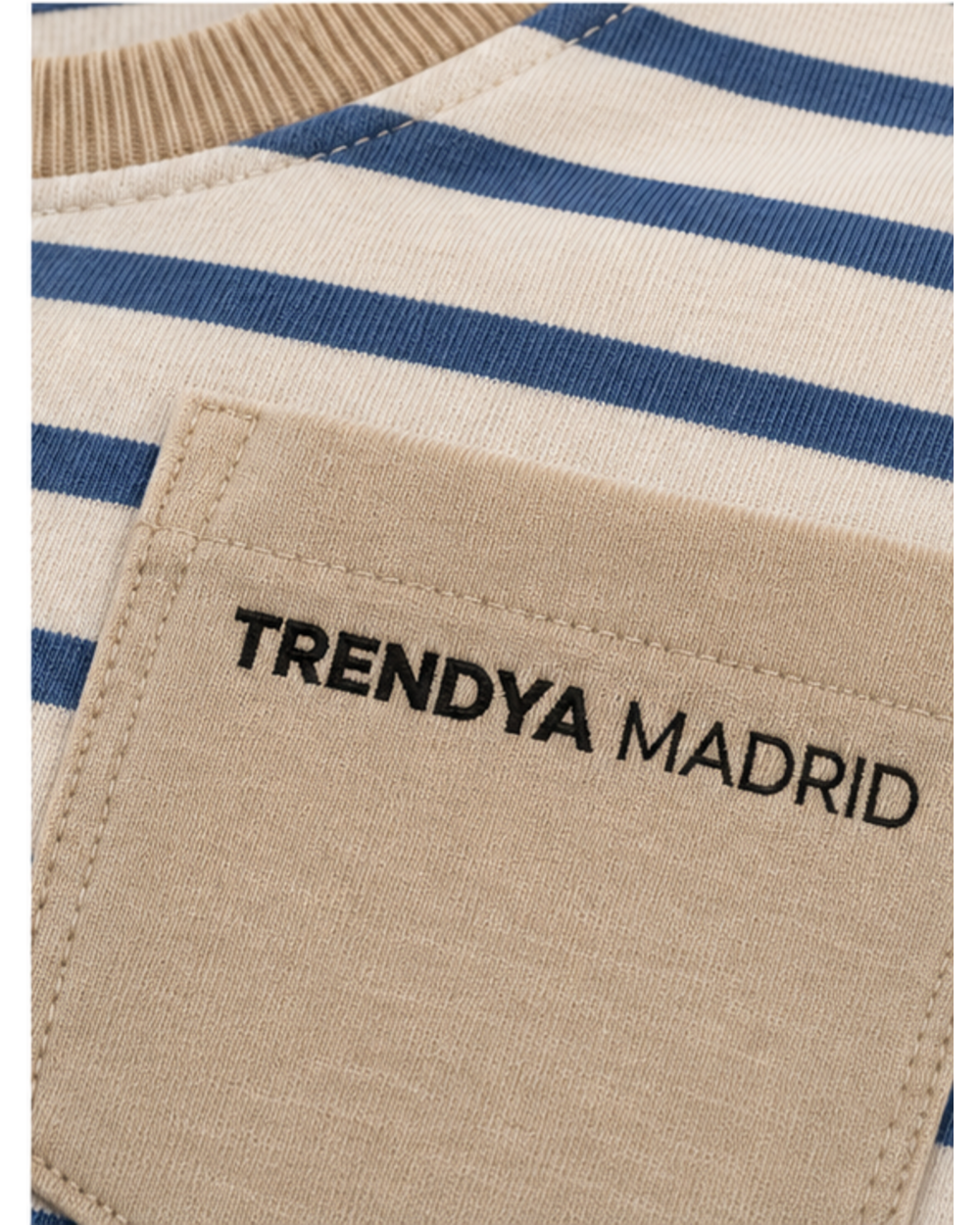 Detalle del bolsillo color arena con el logotipo Trendya Madrid bordado y de las rayas azules