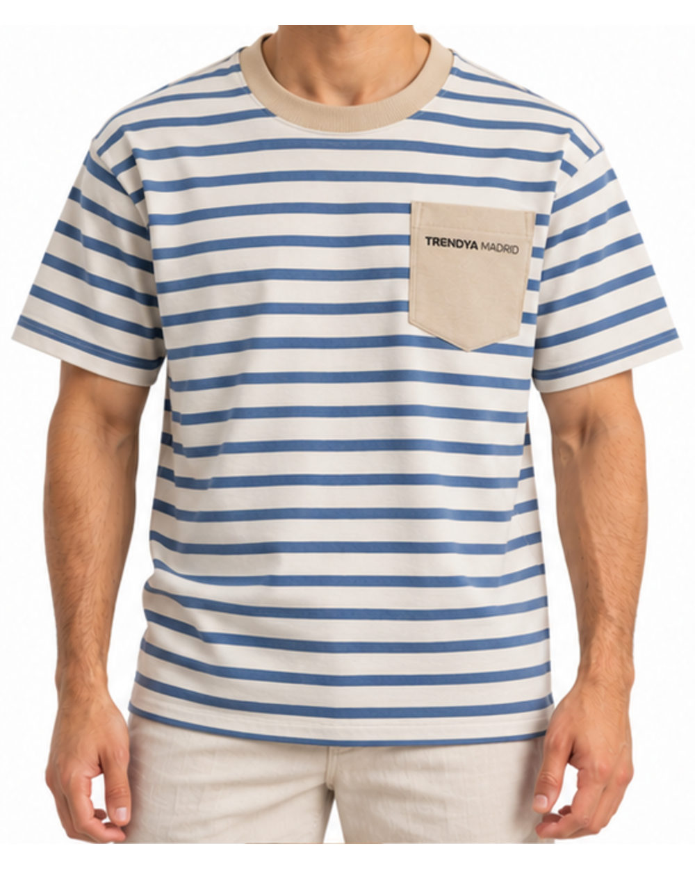 Camiseta de rayas de hombre crudo y azul con bolsillo arena puesta, vista frontal con modelo