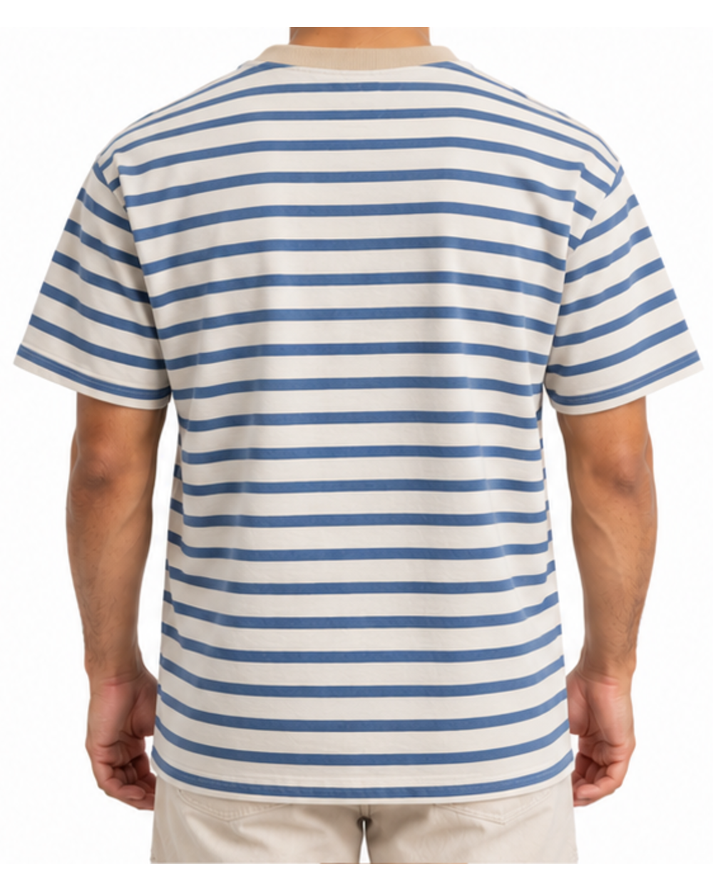 Camiseta de rayas de hombre crudo y azul con bolsillo arena puesta, vista trasera con modelo
