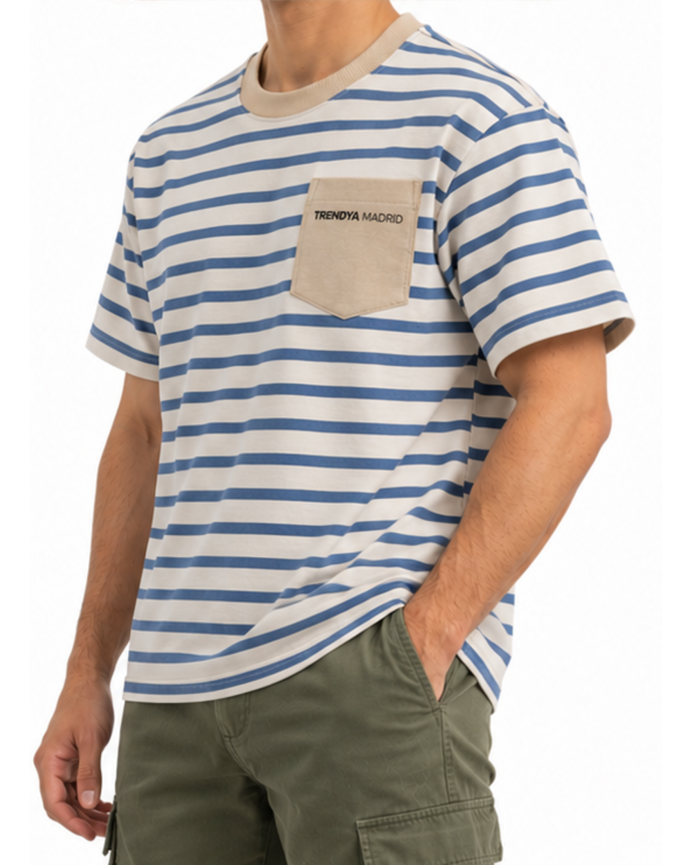 Camiseta de rayas de hombre crudo y azul con bolsillo arena puesta, vista lateral con modelo