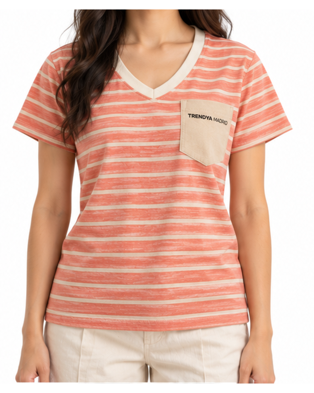 Camiseta de mujer de rayas coral y marfil con cuello de pico puesta, vista frontal con modelo