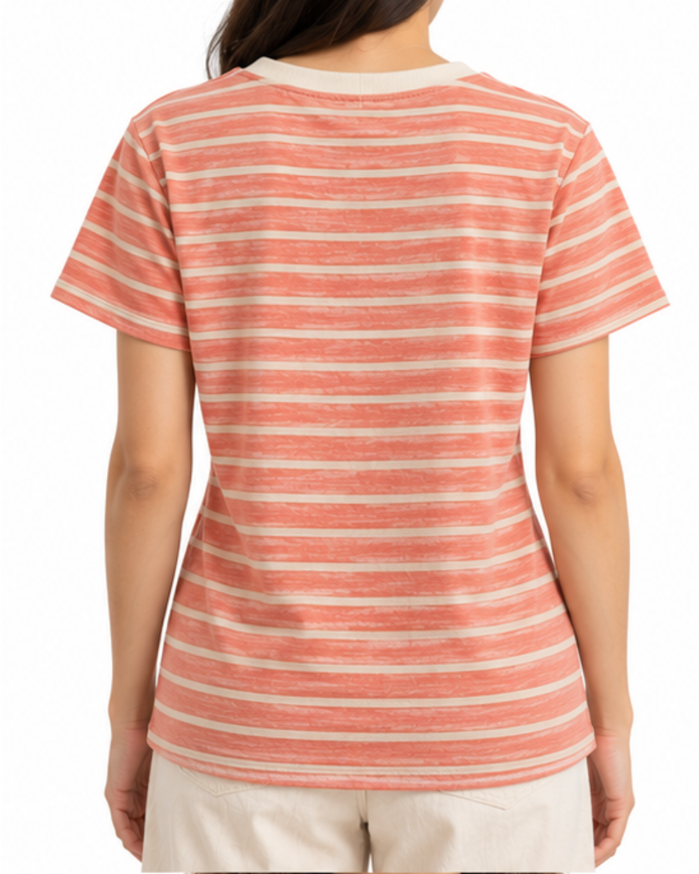 Camiseta de mujer de rayas coral y marfil con cuello de pico puesta, vista trasera con modelo