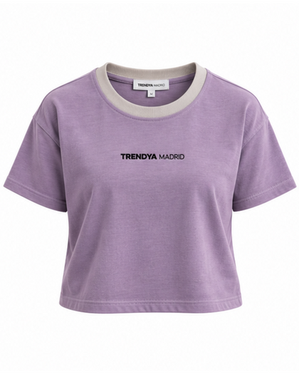 Camiseta corta de mujer lavanda con cuello gris piedra, vista frontal