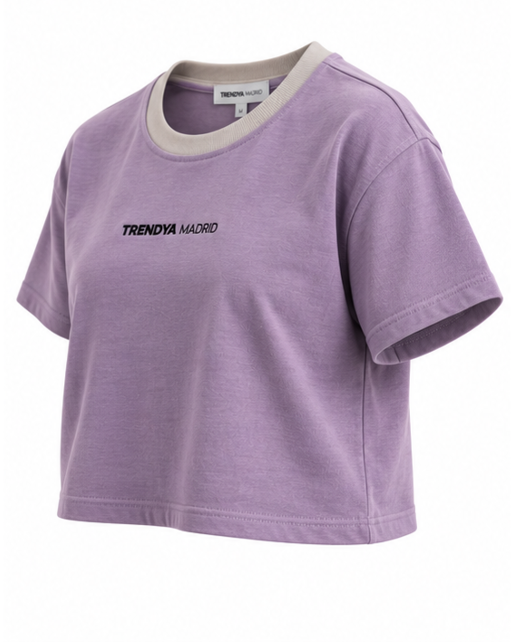 Camiseta corta de mujer lavanda con cuello gris piedra, vista en tres cuartos