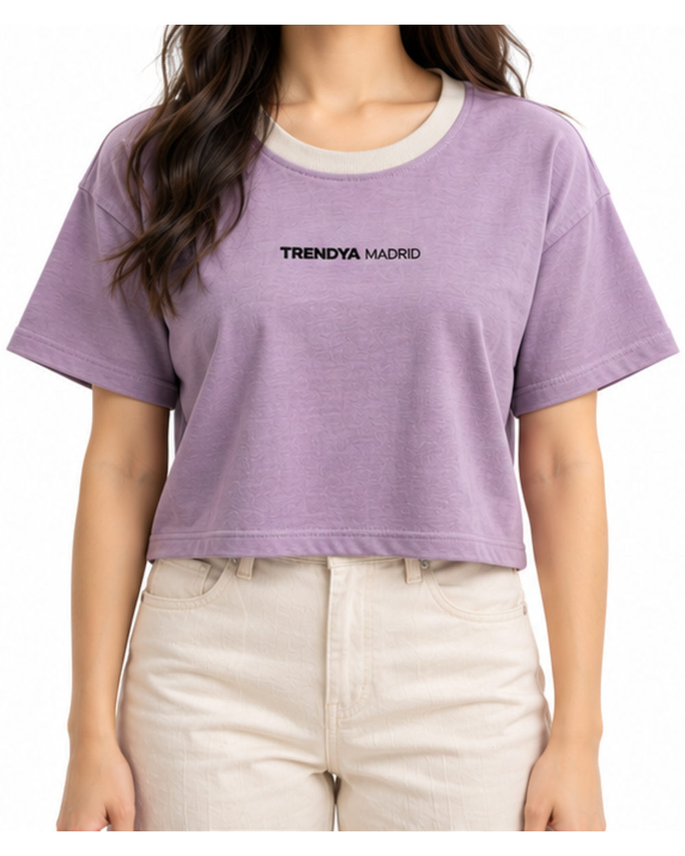 Camiseta corta de mujer lavanda con cuello gris piedra puesta, vista frontal con modelo