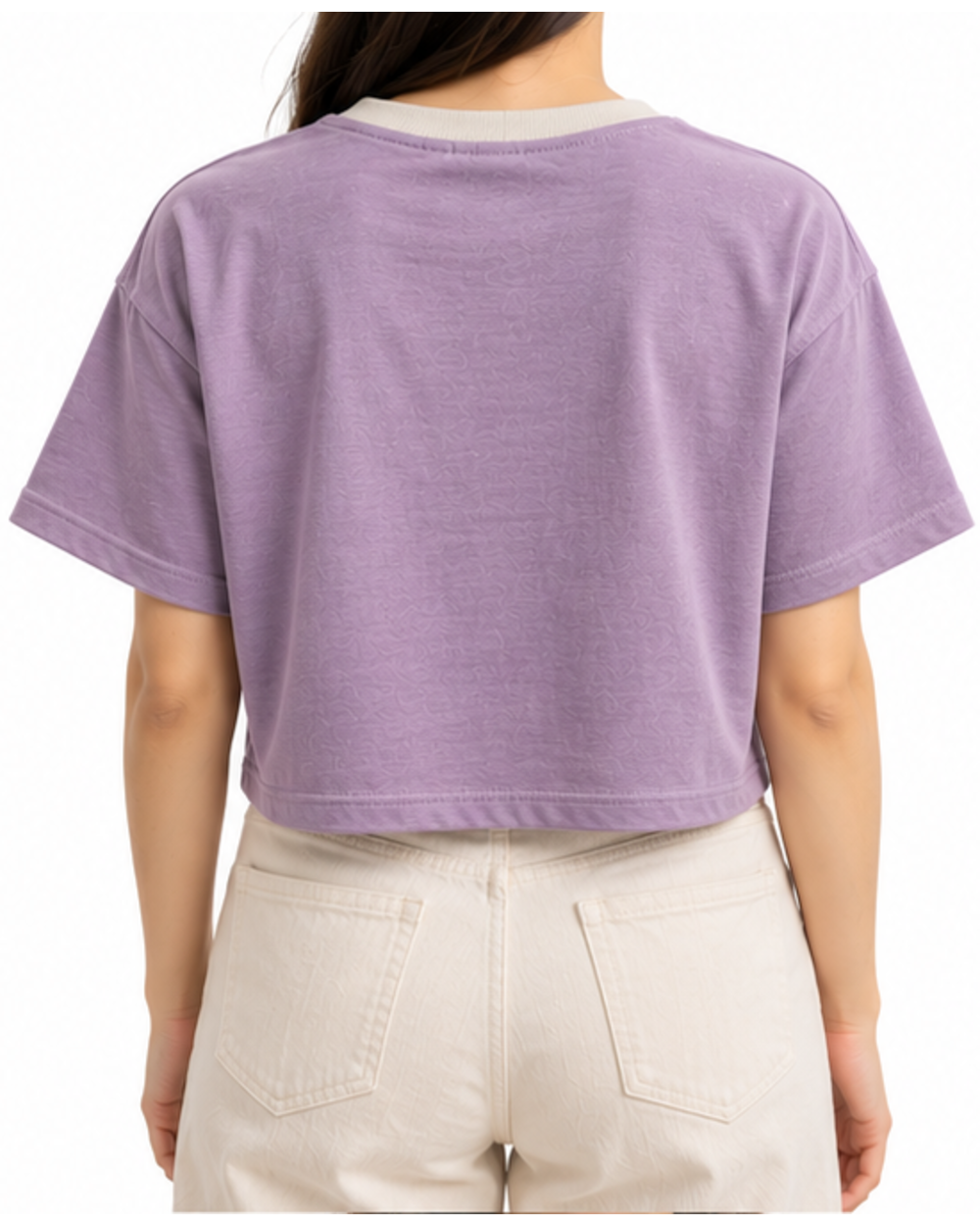 Camiseta corta de mujer lavanda con cuello gris piedra puesta, vista trasera con modelo