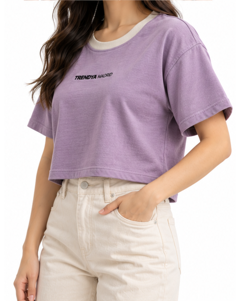 Camiseta corta de mujer lavanda con cuello gris piedra puesta, vista lateral con modelo
