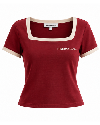Camiseta entallada de mujer granate con escote cuadrado crema, vista frontal