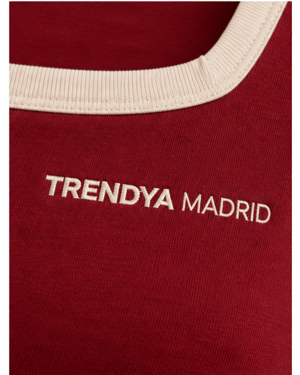 Detalle del ribete crema del escote cuadrado y del logotipo Trendya Madrid bordado