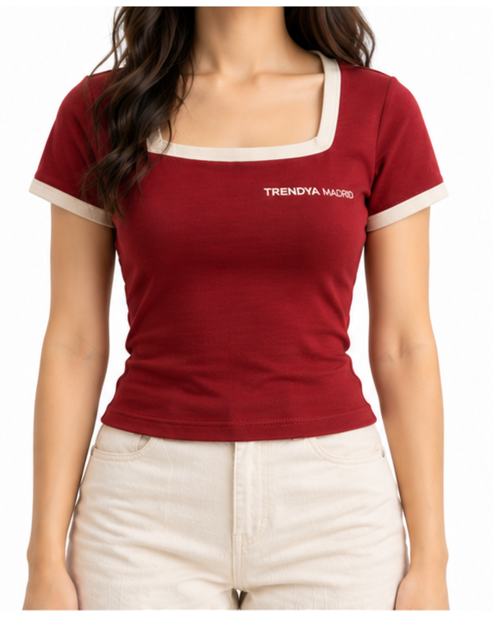Camiseta entallada de mujer granate con escote cuadrado crema puesta, vista frontal con modelo