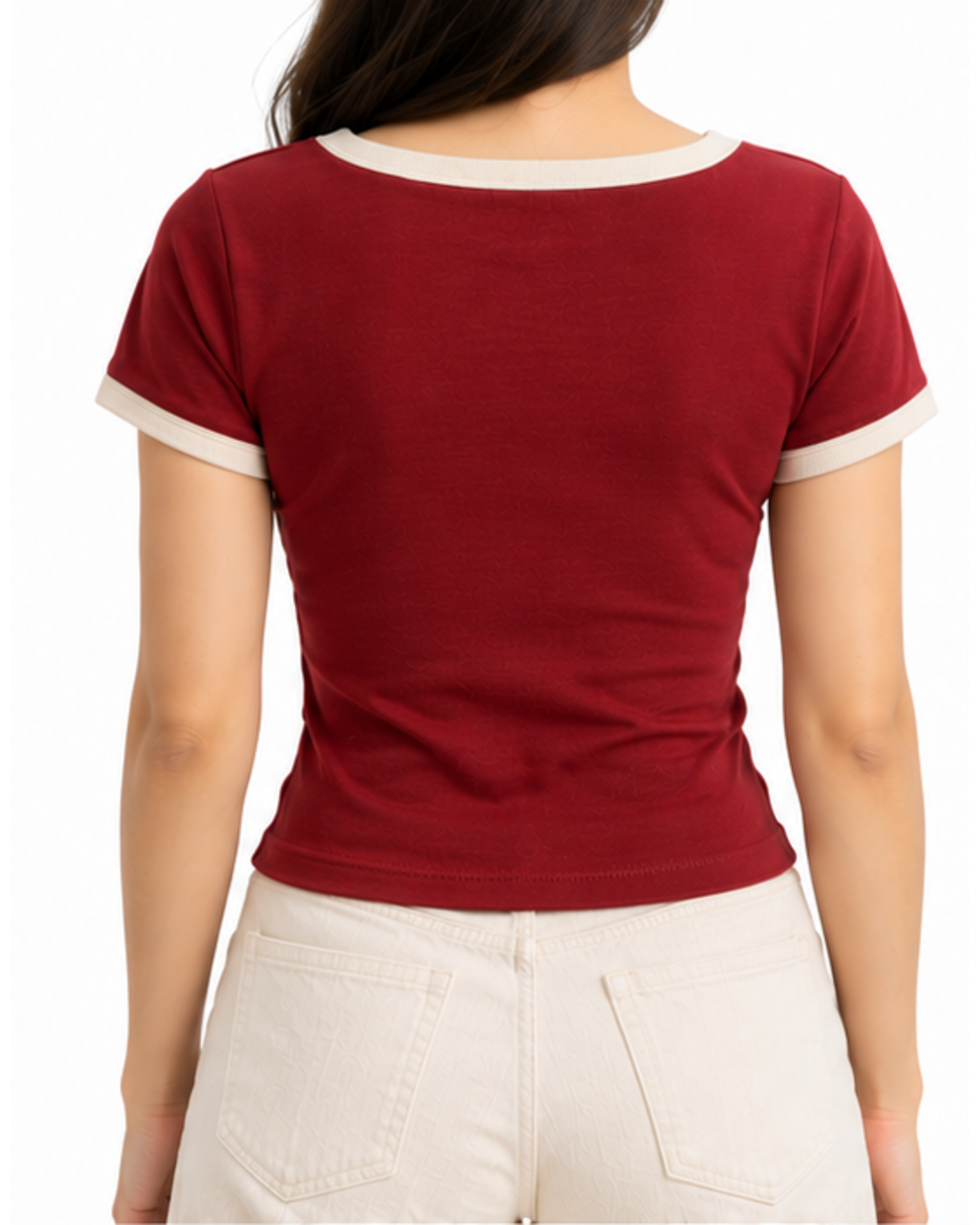 Camiseta entallada de mujer granate con escote cuadrado crema puesta, vista trasera con modelo