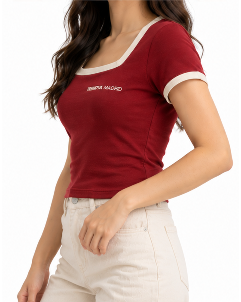 Camiseta entallada de mujer granate con escote cuadrado crema puesta, vista lateral con modelo