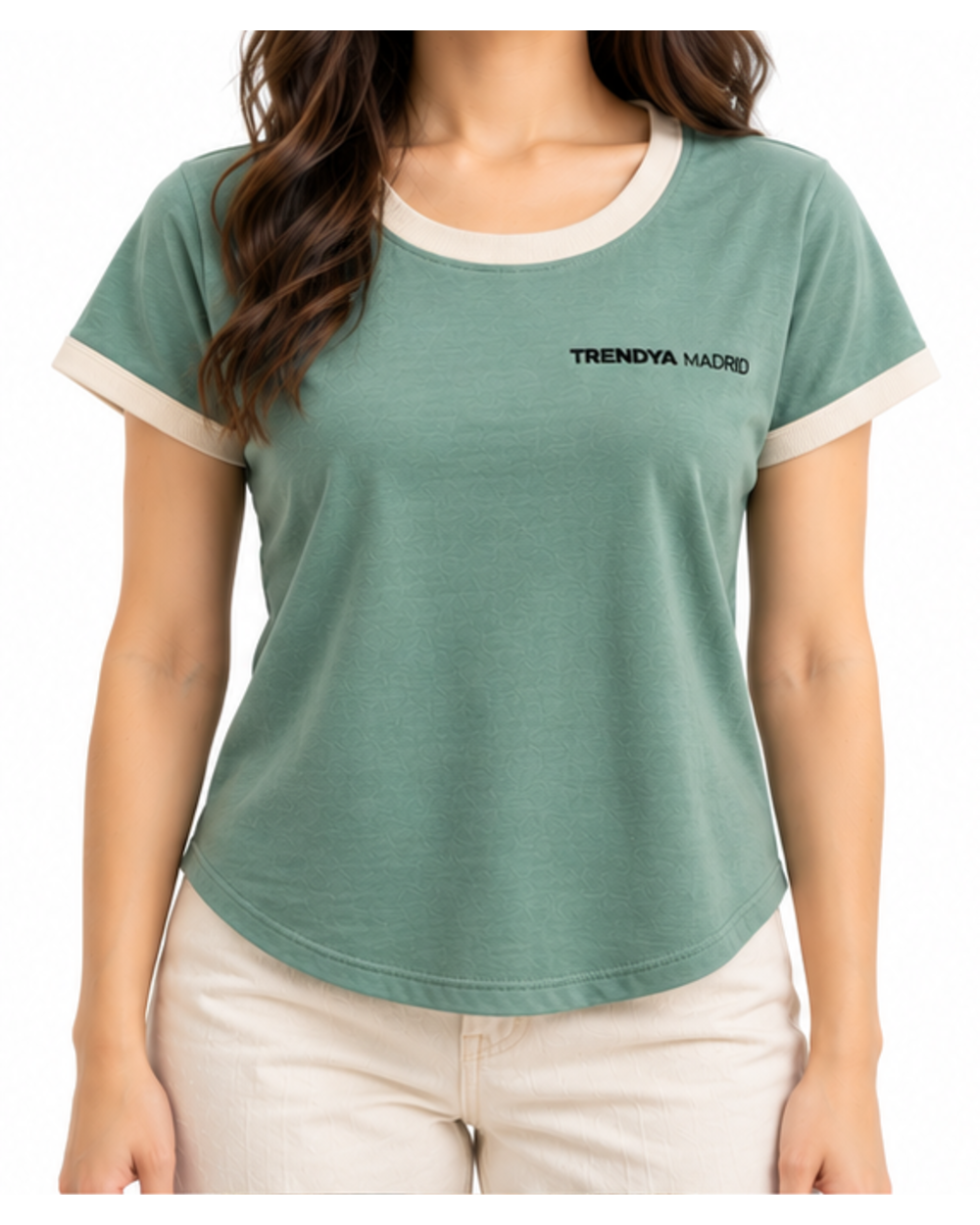 Camiseta de mujer verde agua con ribetes marfil puesta, vista frontal con modelo