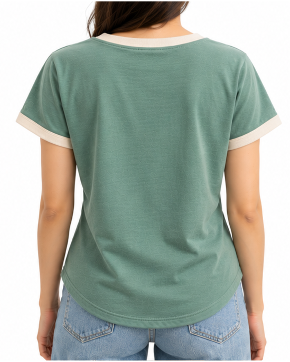 Camiseta de mujer verde agua con ribetes marfil puesta, vista trasera con modelo