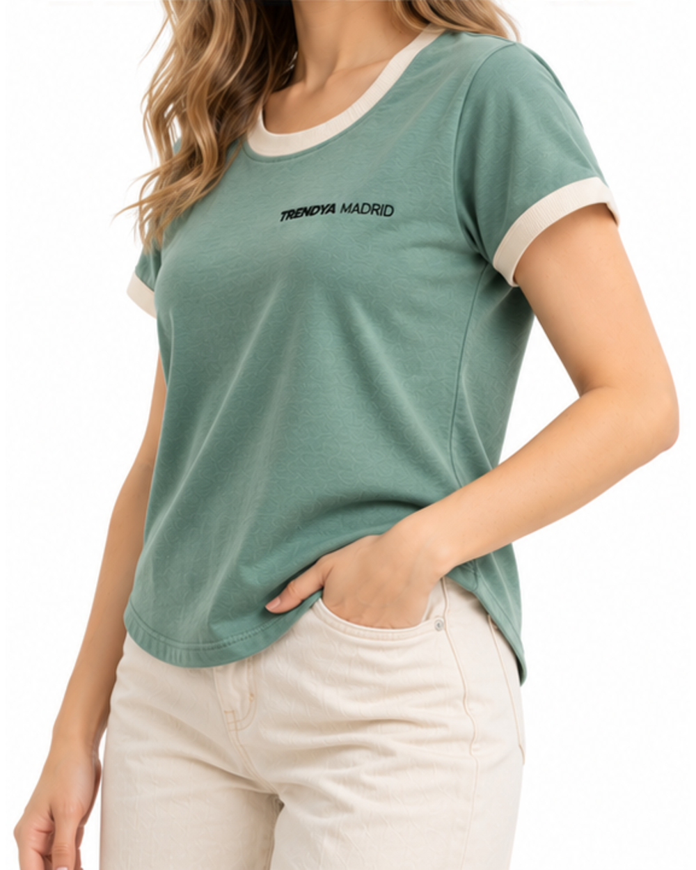 Camiseta de mujer verde agua con ribetes marfil puesta, vista lateral con modelo